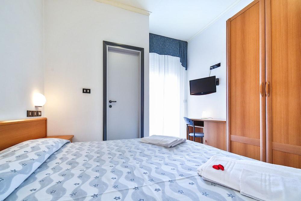 Hotel Sunset Римини Экстерьер фото
