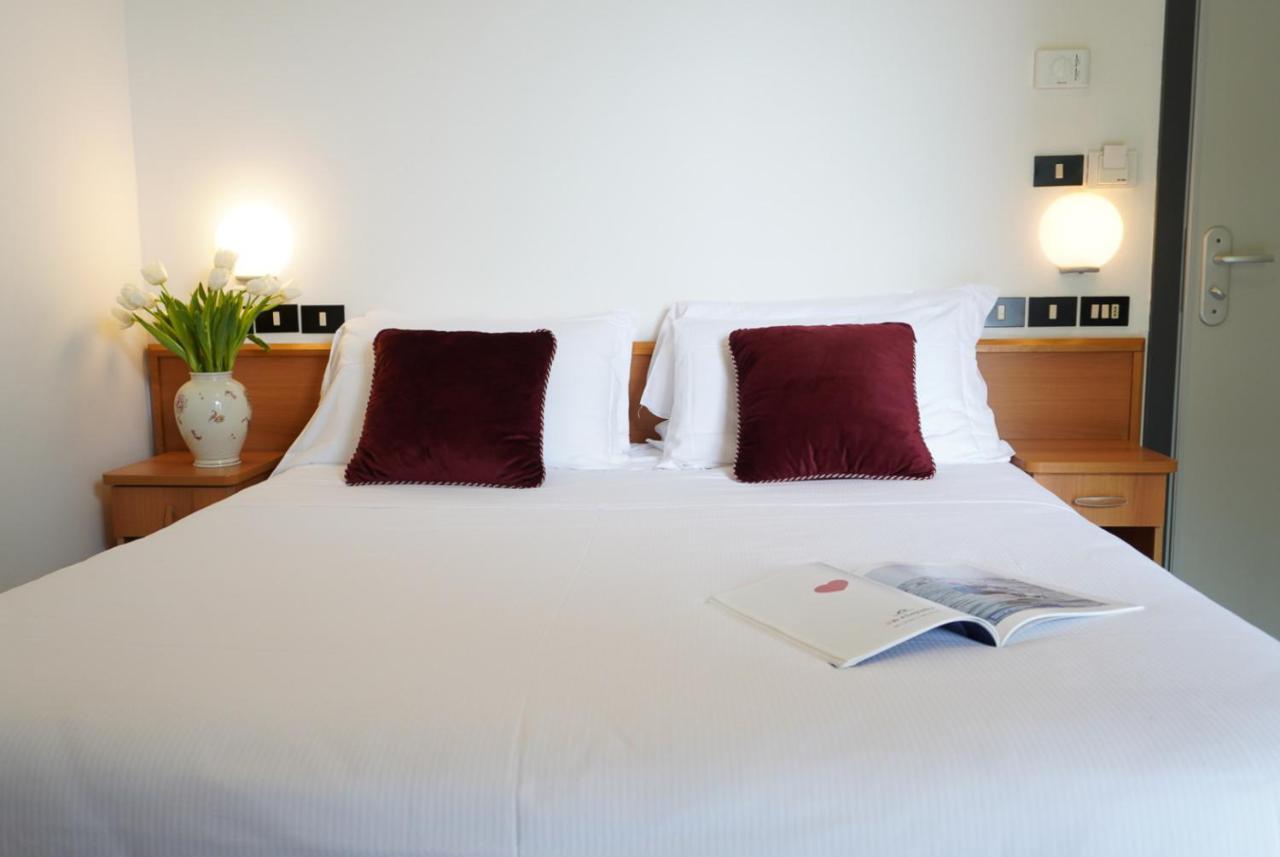 Hotel Sunset Римини Экстерьер фото