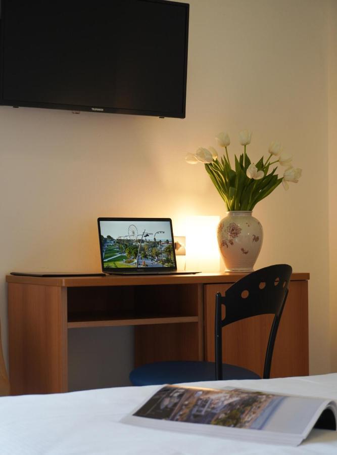 Hotel Sunset Римини Экстерьер фото