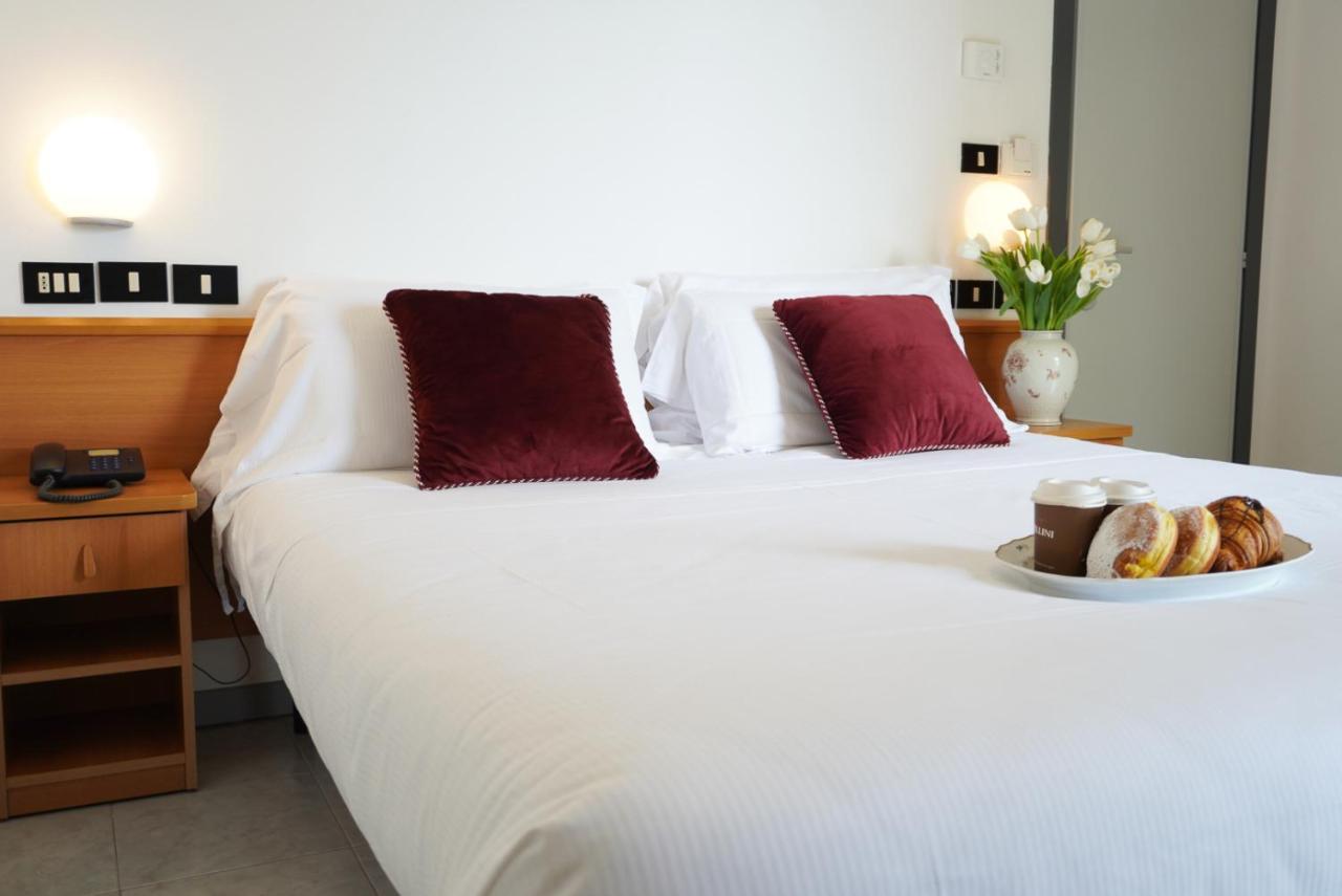 Hotel Sunset Римини Экстерьер фото