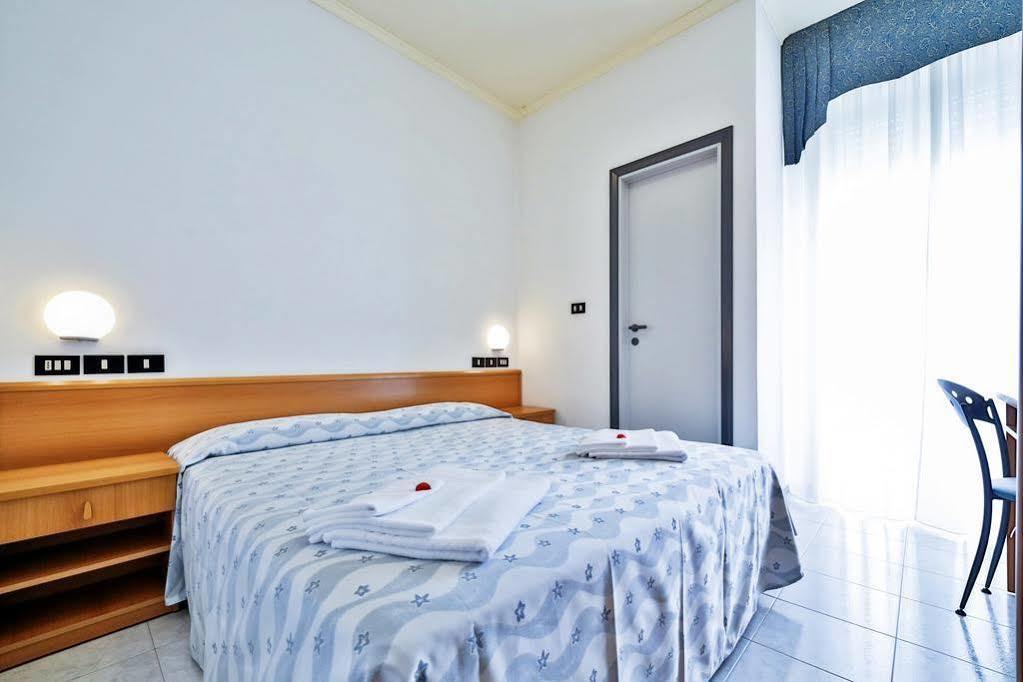 Hotel Sunset Римини Экстерьер фото