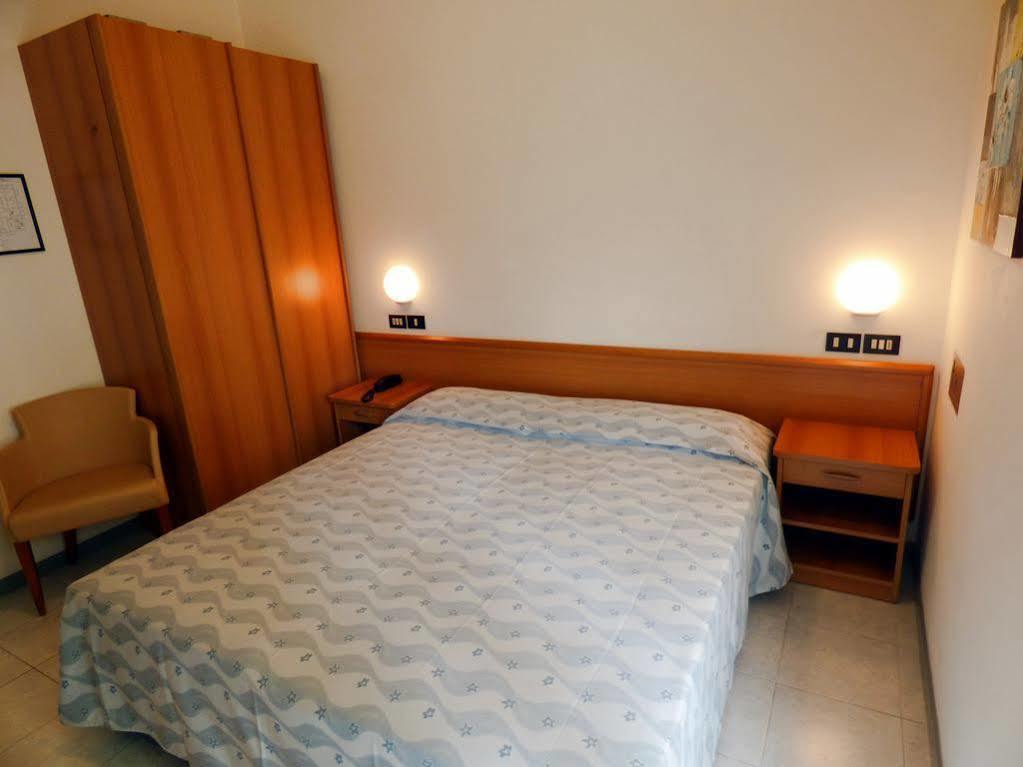Hotel Sunset Римини Экстерьер фото