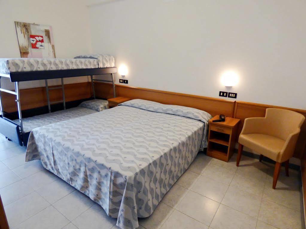 Hotel Sunset Римини Экстерьер фото