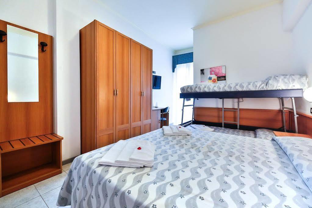 Hotel Sunset Римини Экстерьер фото