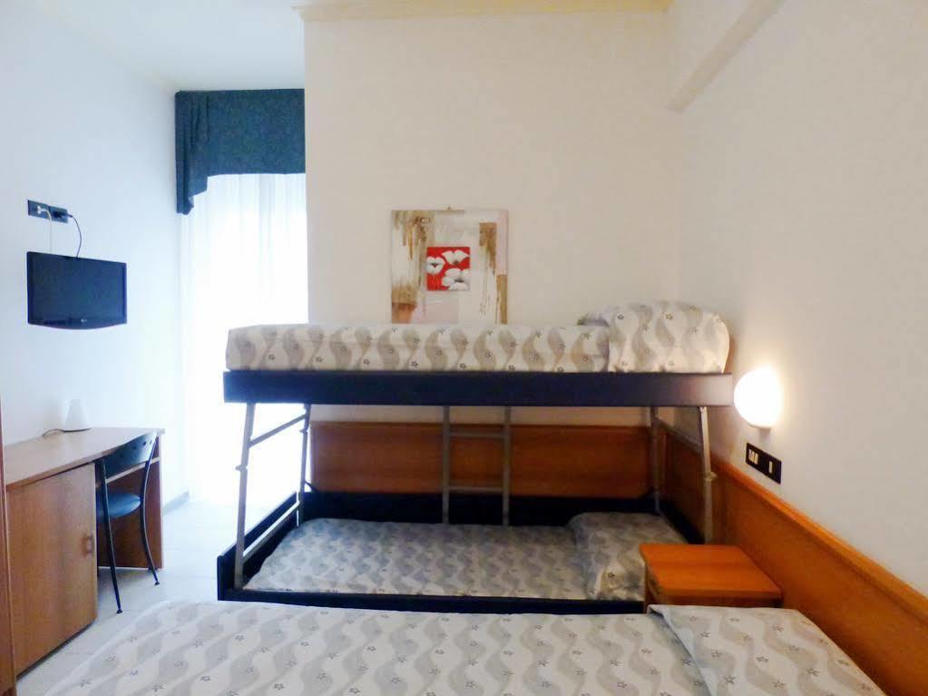 Hotel Sunset Римини Экстерьер фото
