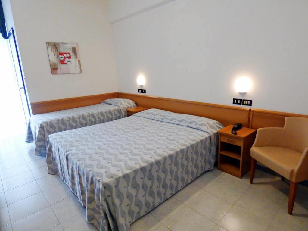 Hotel Sunset Римини Экстерьер фото