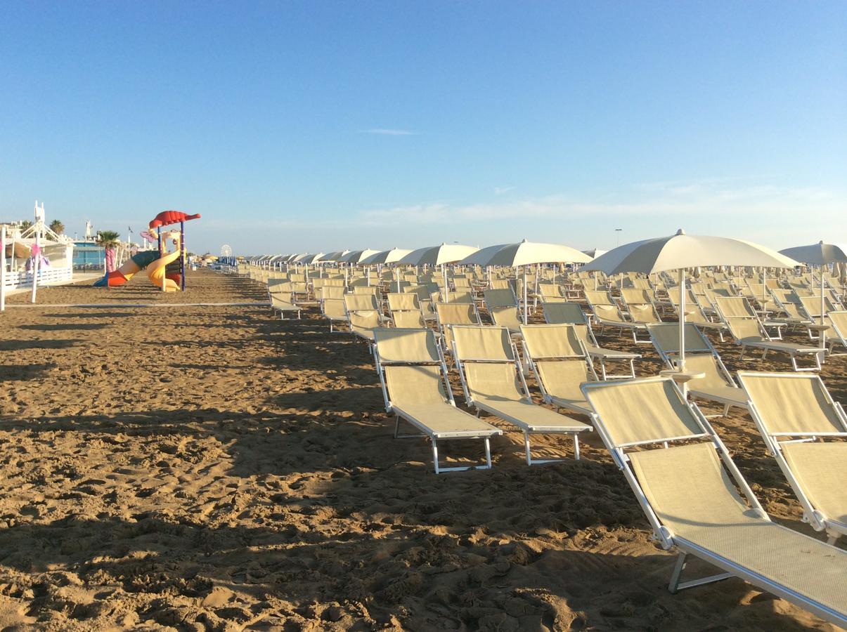 Hotel Sunset Римини Экстерьер фото