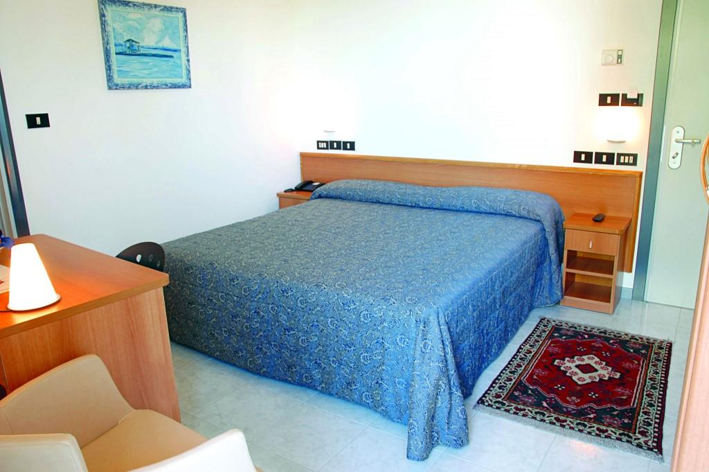 Hotel Sunset Римини Номер фото